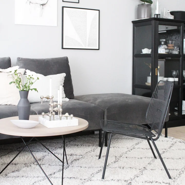 Wohnzimmer in dunkelgrau und weiß bei Carla Sofie Molge von Molge Decor