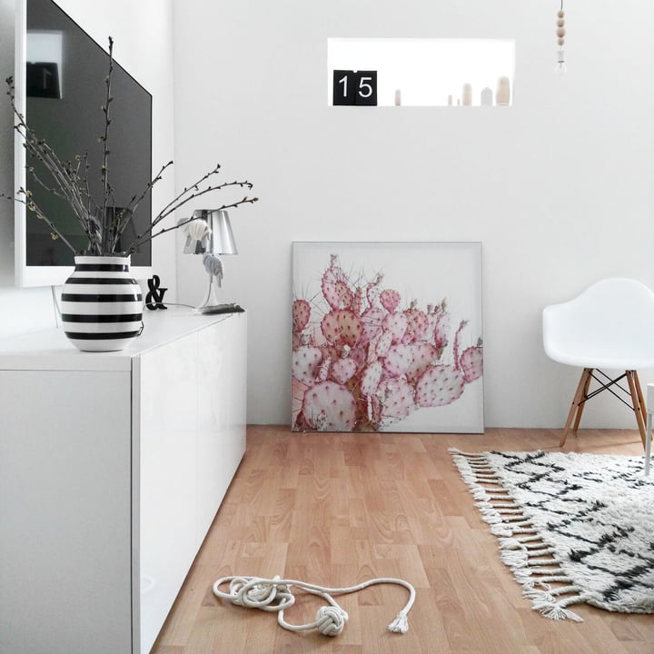 Minimalistische Wohnzimmer-Deko mit der Omaggio Vase