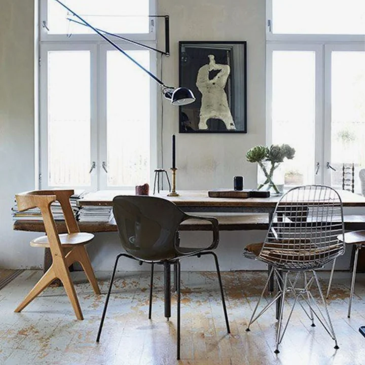 Esszimmer mit Design-Stühlen