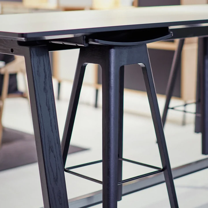 Der Andersen Furniture - HC1 Barhocker am Tisch