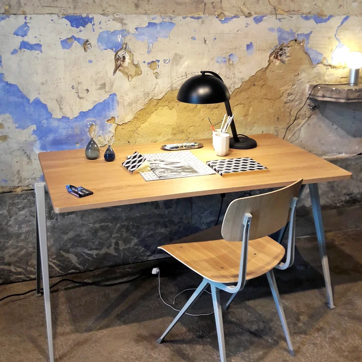 Retro-Flair mit dem Result Stuhl und dem Pyramid Tisch von HAY