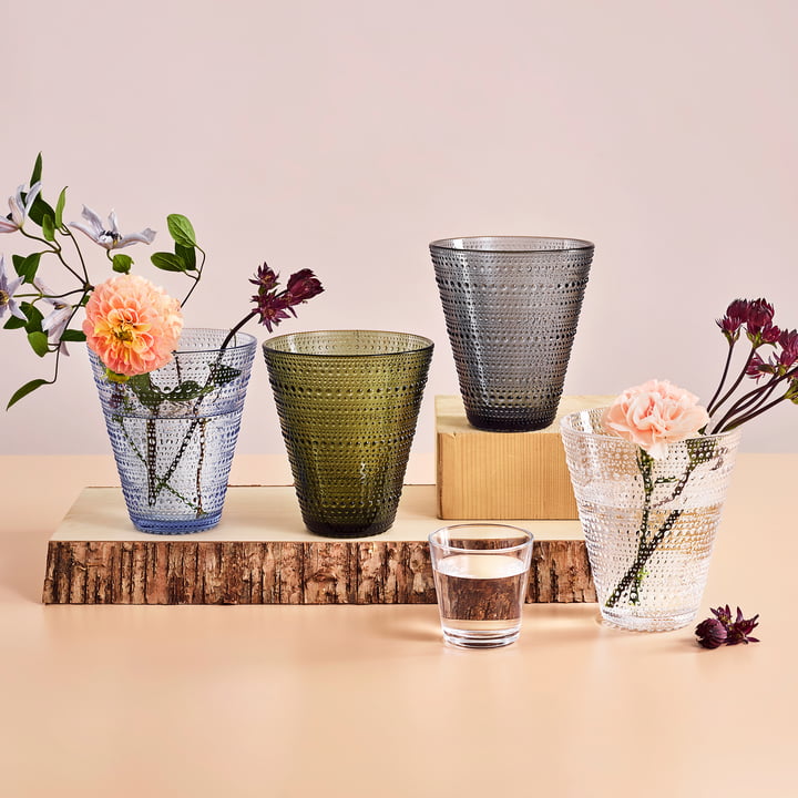 Die Iittala - Kastehelmi Vase 154 mm zu mehreren mit Blumen dekoriert