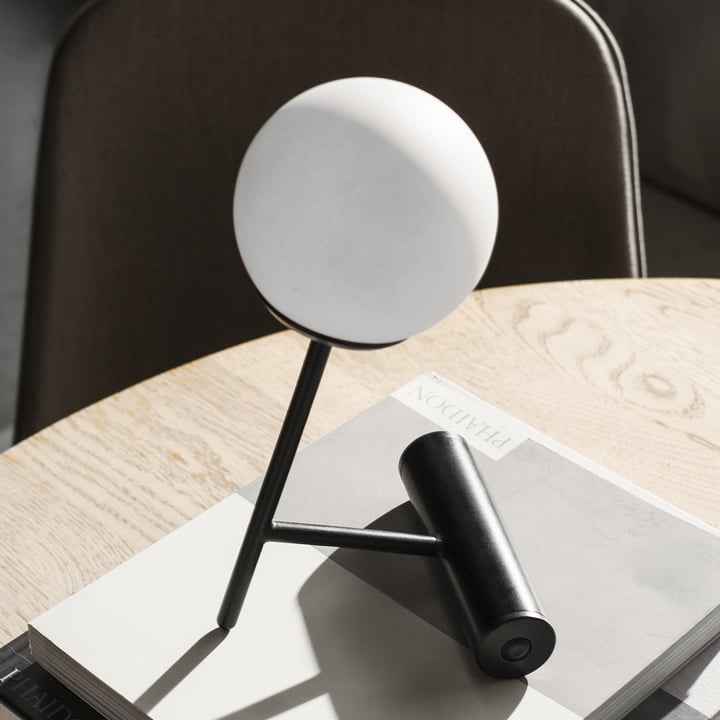 Phare LED Akku-Tischleuchte von Menu in Schwarz