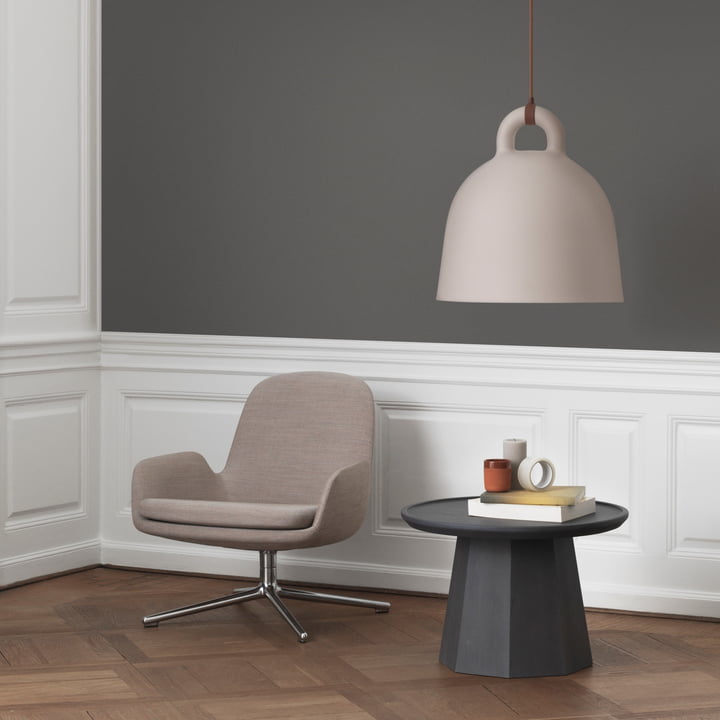 Der Normann Copenhagen - Pine Beistelltisch und die Bell Leuchte