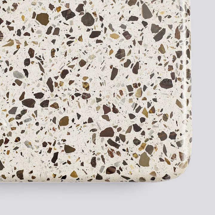 Der Terrazzo Sockel des runden Tischs in grau