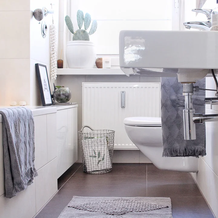 Moderne Badezimmer-Deko in kühlen Tönen