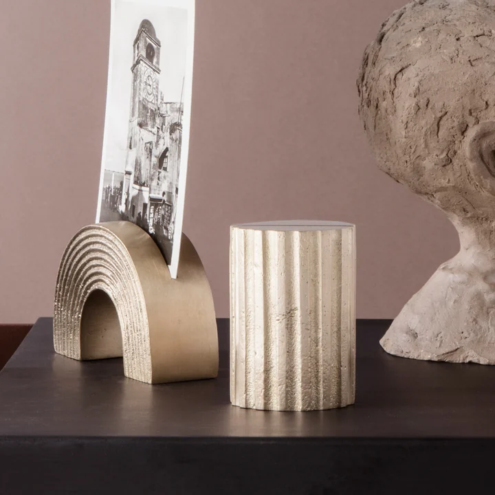 Der Ferm Living - Kartenhalter Column und Arch in Messing mit Foto versehen