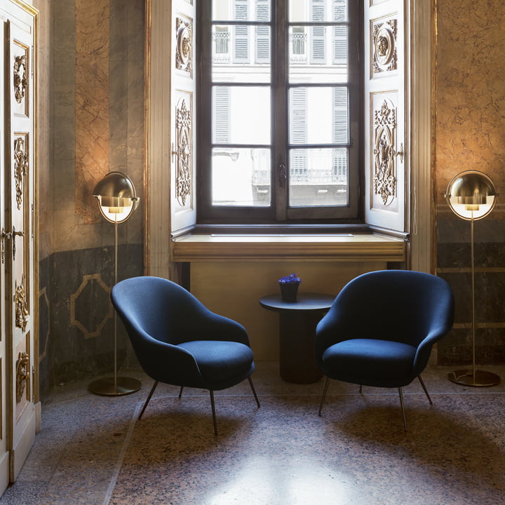 Moon Table, Bat Lounge Chair und Multi-Lite Stehleuchte von Gubi