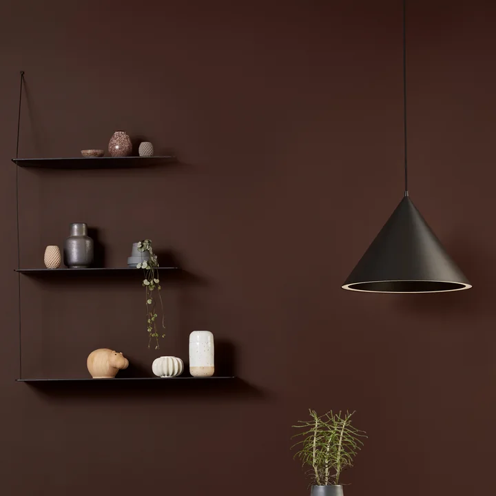 Annular LED Pendelleuchte und Stedge Wandregal von Woud