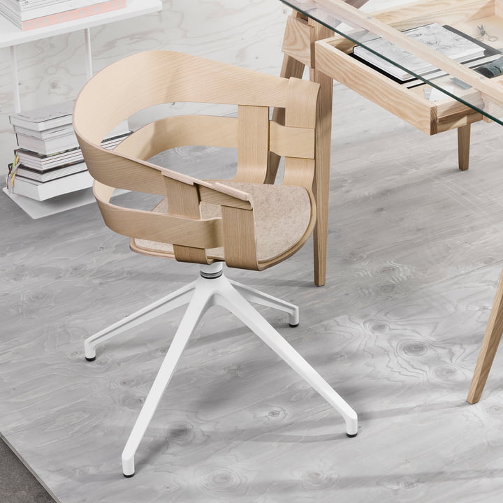 Das Design House Stockholm - Wick Sitzkissen in Filz beige auf dem Stuhl platziert