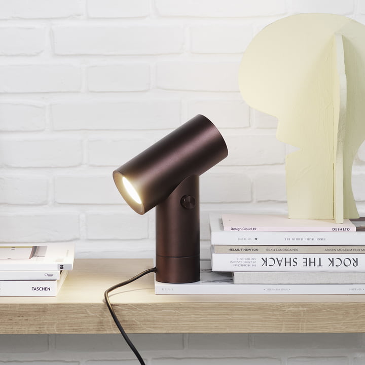 Beam LED-Tischleuchte von Muuto in umber auf dem Schreibtisch