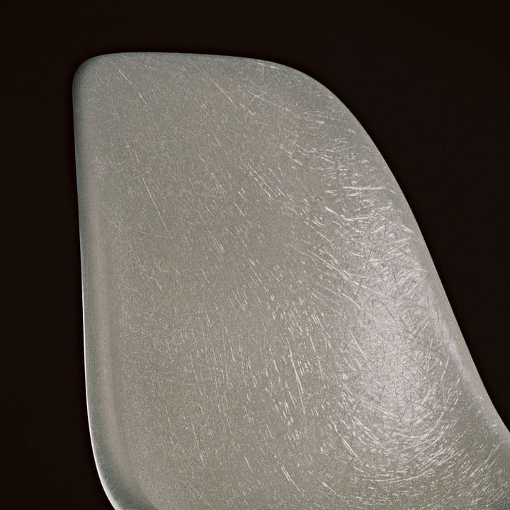 Eames Fiberglass Side Chair von Vitra im Detail