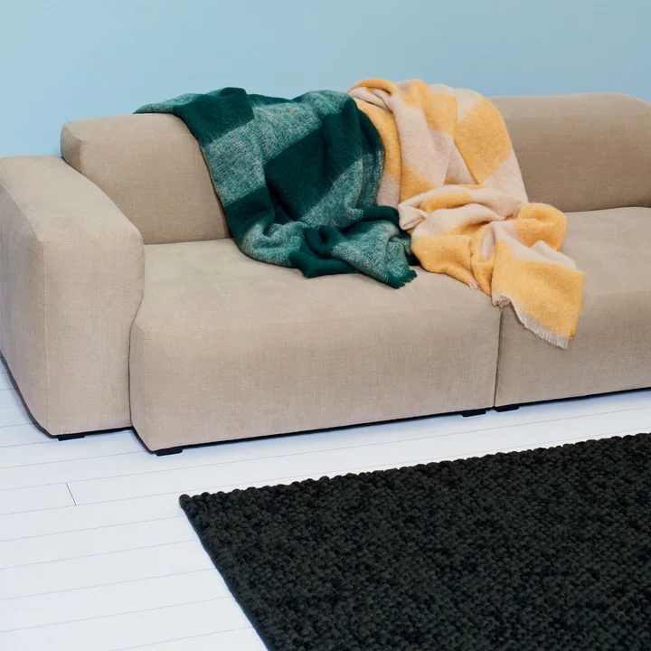 Mohair Wolldecke und Peas Teppich von HAY