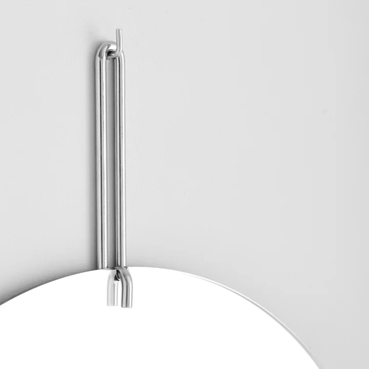 Wandspiegel oval von Moebe in Chrom im Detail