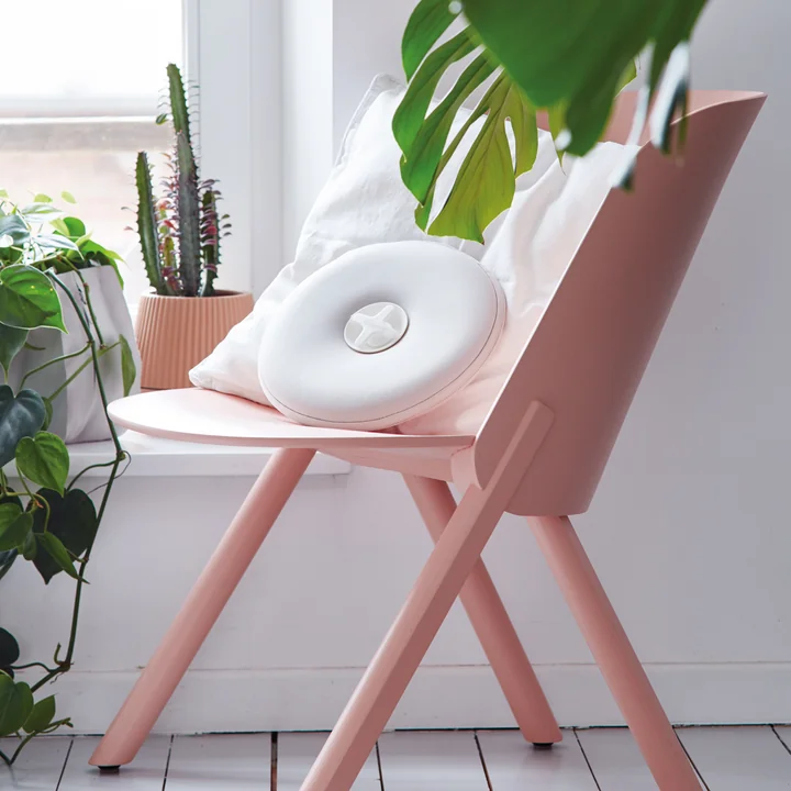 Pill Wärmflasche von Authentics in weißgrau auf dem Stuhl