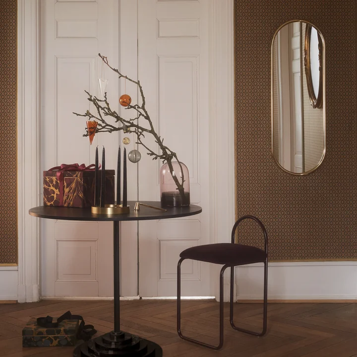 Angui Wandspiegel in gold von AYTM zudammen mit Tisch und Stuhl