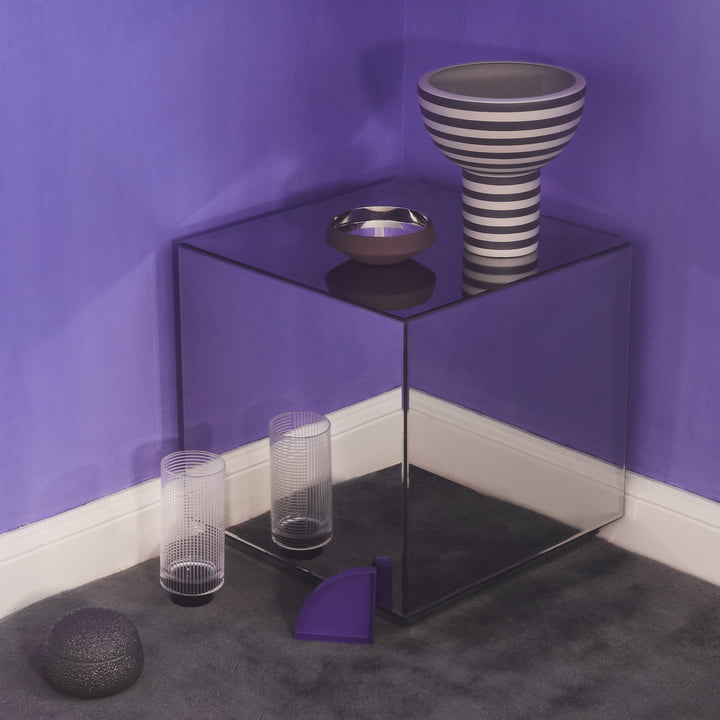 Varia Sculptural Vase, Ø 23 x H 24 cm in beige / schwarz von AYTM auf dem Tisch