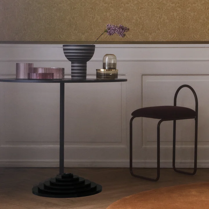 Varia Sculptural Vase, Ø 23 x H 24 cm in beige / schwarz von AYTM auf dem Tisch