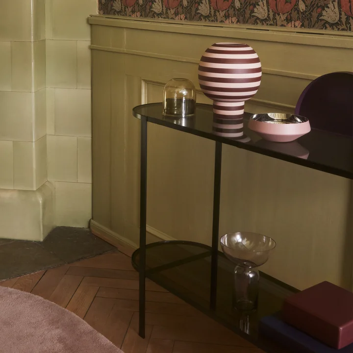 Varia Sculptural Vase Ø 18 x H 21 cm in rose / bordeaux von AYTM auf dem Sideboard