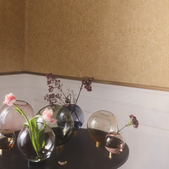 Globe Vase von AYTM in verschiedenen Größen und Farben auf dem Tisch