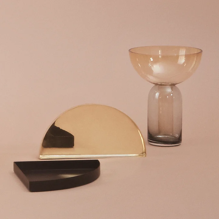 Torus Vase in schwarz / amber und Unity Tablett von AYTM