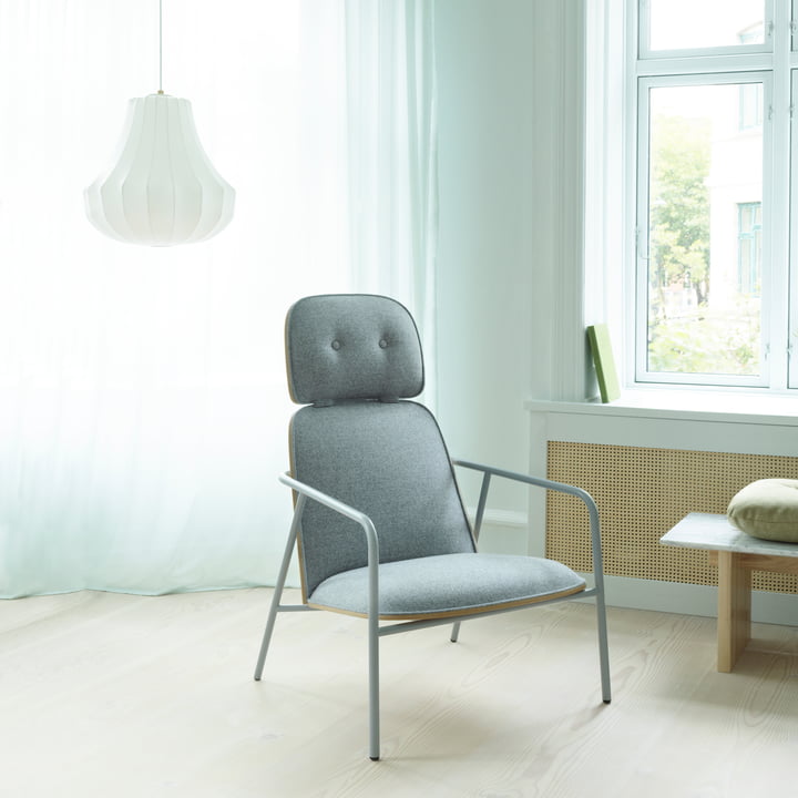 Phantom Pendelleuchte small Ø 45 x H 47 cm  mit Pad Lounge Chair von Normann Copenhagen in weiß