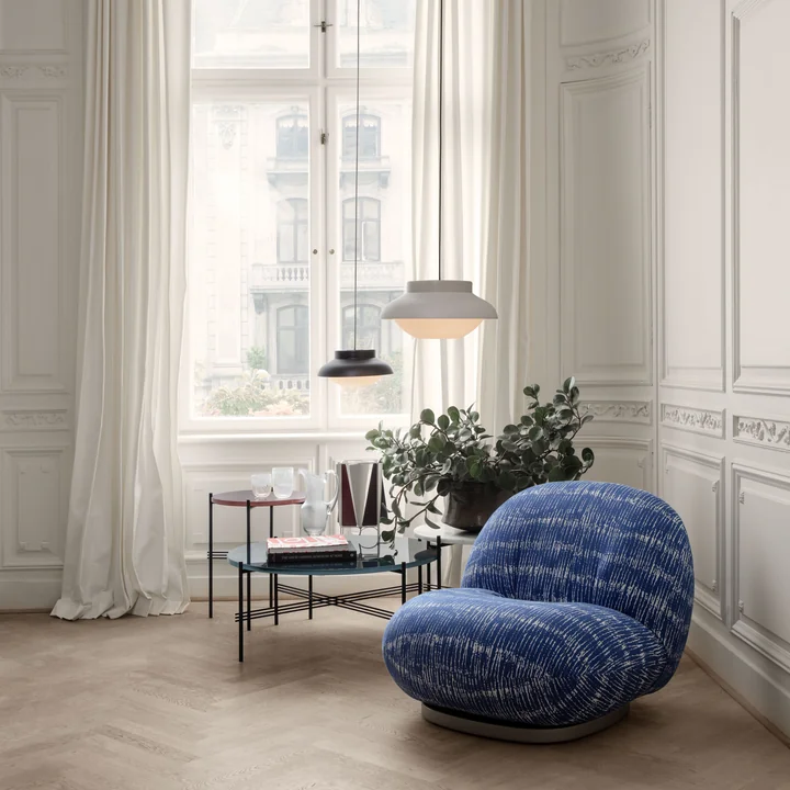 Pacha Lounge Chair von Gubi im Wohnzimmer