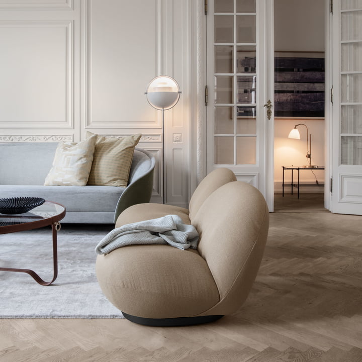 Pacha Lounge Chair und die Adnet Coffee Table Circular Multi Lite Lamp von Gubi im Wohnzimmer
