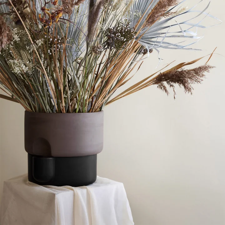 Oasis Pflanztopf von Northern, Ø 27,5 cm in schwarz mit getrockneten Blumen