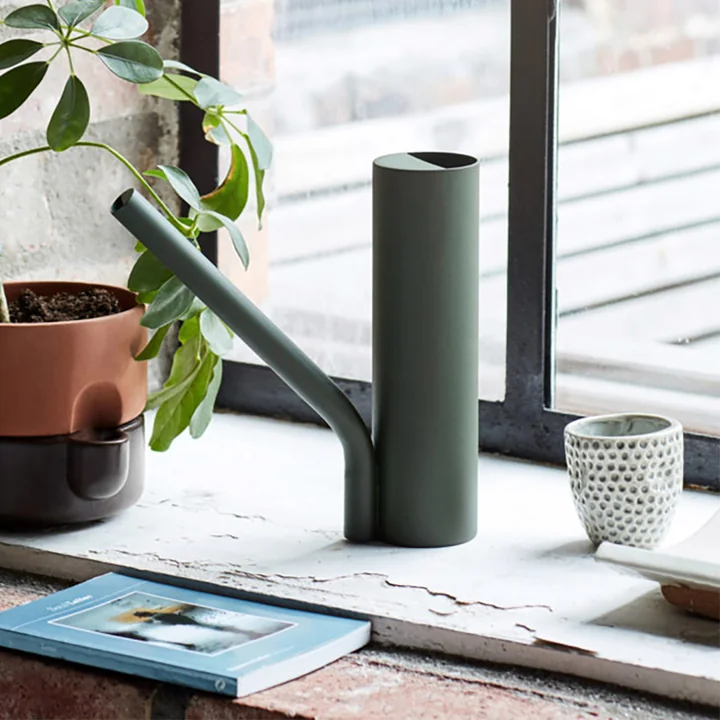 Grab Gießkanne von Northern in dunkelgrün auf der Fensterbank