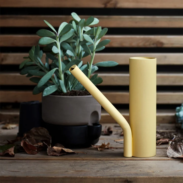 Grab Gießkanne von Northern in hellgelb im Garten