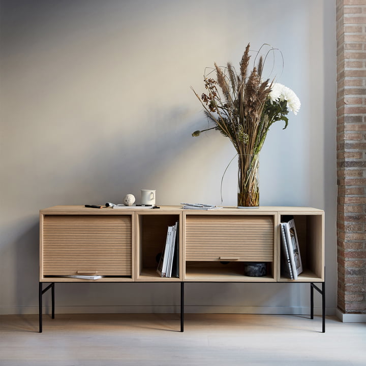 Hifive 150 Sideboard in eiche von Northern mit Blumenstrauß dekoriert