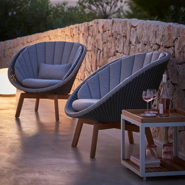 Peacock Lounge Sessel (5458) von Cane-line in Teak / hellgrau