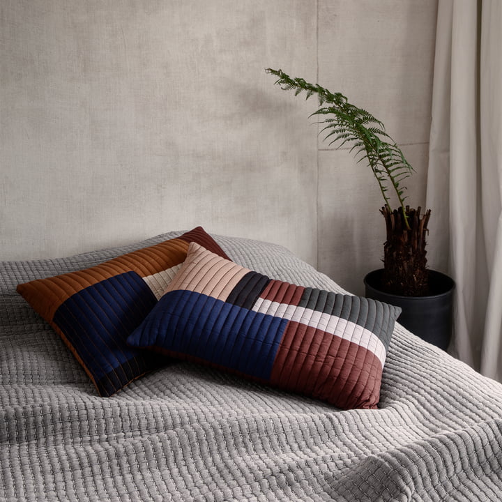 Shay Quilt Kissen, 60 x 40 cm in senf und zimt von ferm Living auf dem Bett