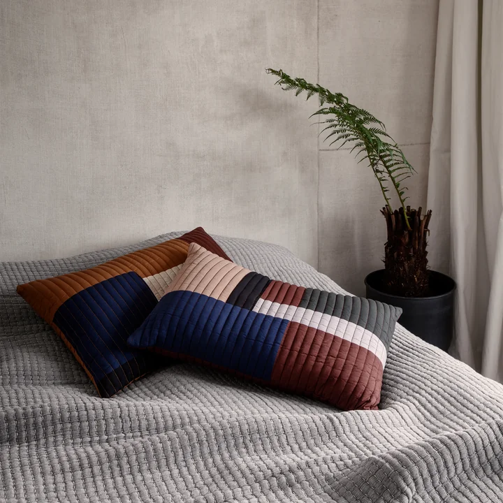 Shay Quilt Kissen, 60 x 40 cm in senf und zimt von Ferm Living auf dem Bett