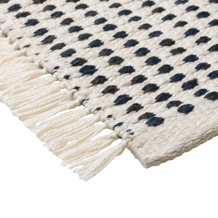 Way Outdoor Teppich, 140 x 200 cm in off-white / blau von Ferm Living im Detail