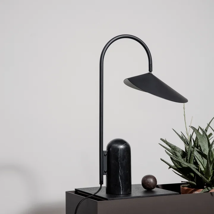 Arum Tischleuchte in schwarz von Ferm Living auf der Plant Box