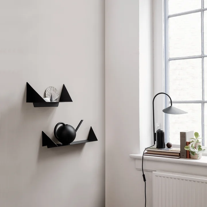 Orb Gießkanne und Arum Tischleuchte von Ferm Living im Kombination