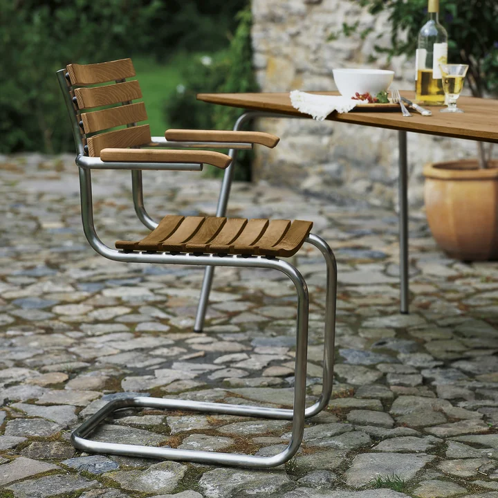 S 40 F Outdoor Sessel, Gestell Edelstahlrundrohr / Sitz und Rücken Iroko geölt von Thonet auf der Terrasse