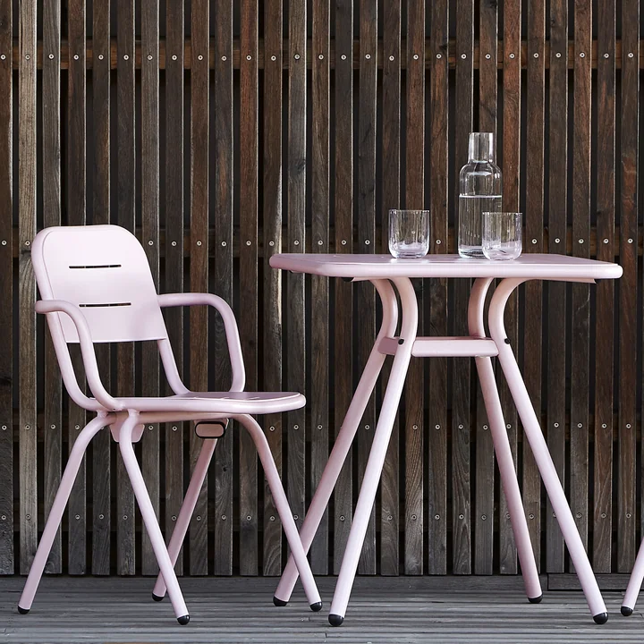 Ray Café Tisch und Ray Café Armchair von Woud