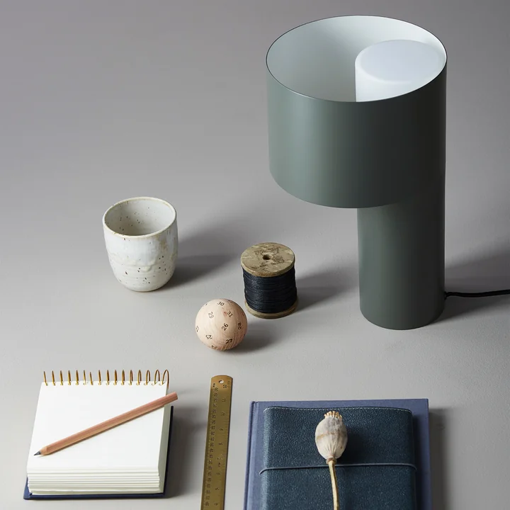 Tangent Tischleuchte von Woud in forest green