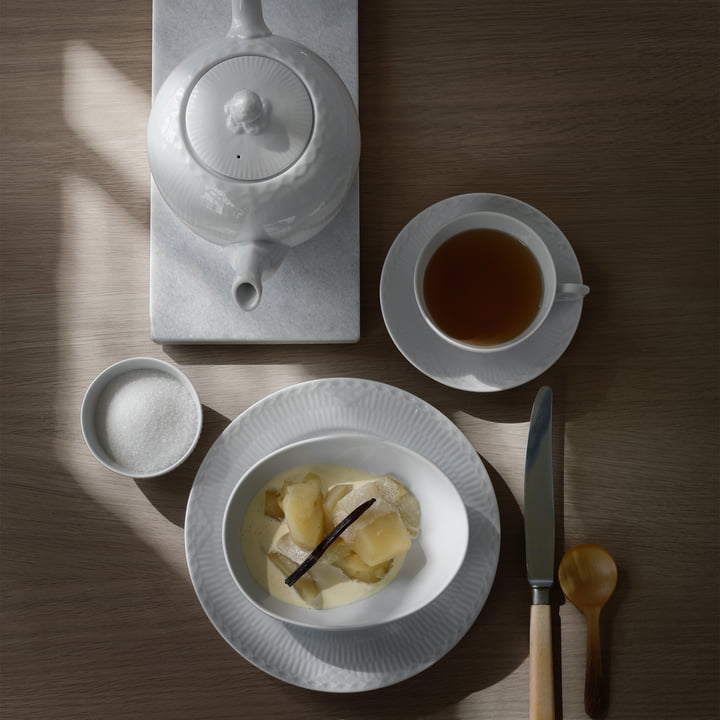 Tasse, Kanne, Teller und Zuckerdose in Weiß Gerippt von Royal Copenhagen auf dem Esstisch