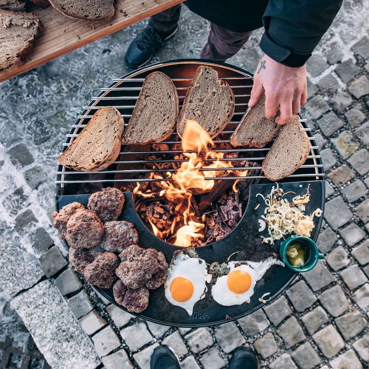 Bowl Plancha und Bowl Grillrost auf der Bowl Feuerschale von höfats