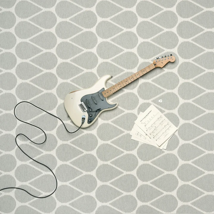 Otis Wendeteppich (70 cm) von Pappelina mit Gitarre