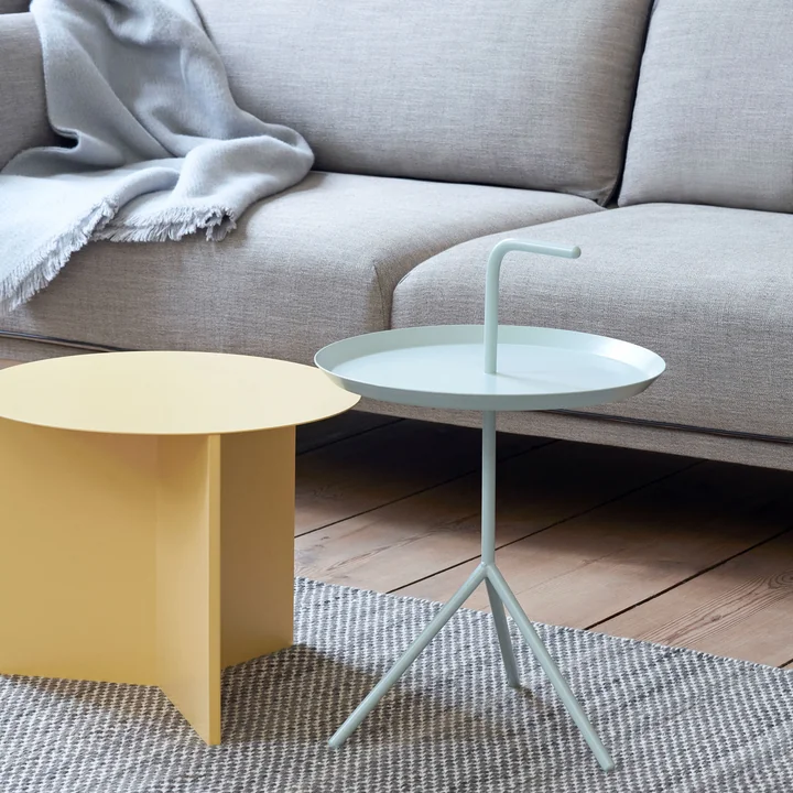 Slit Table Round und DLM Beistelltisch von HAY