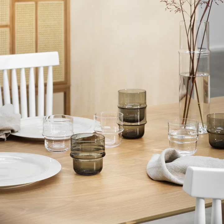 Unda Vase und Gläser von Design House Stockholm auf dem Esstisch
