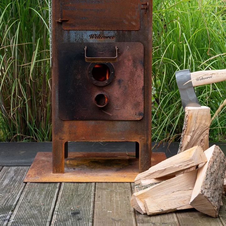 Outdoor Stahlofen von Weltevree auf der Terrasse