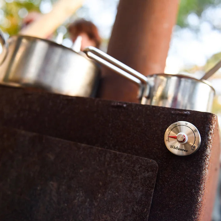 Outdoor Stahlofen von Weltevree mit Töpfen und Gradmesser