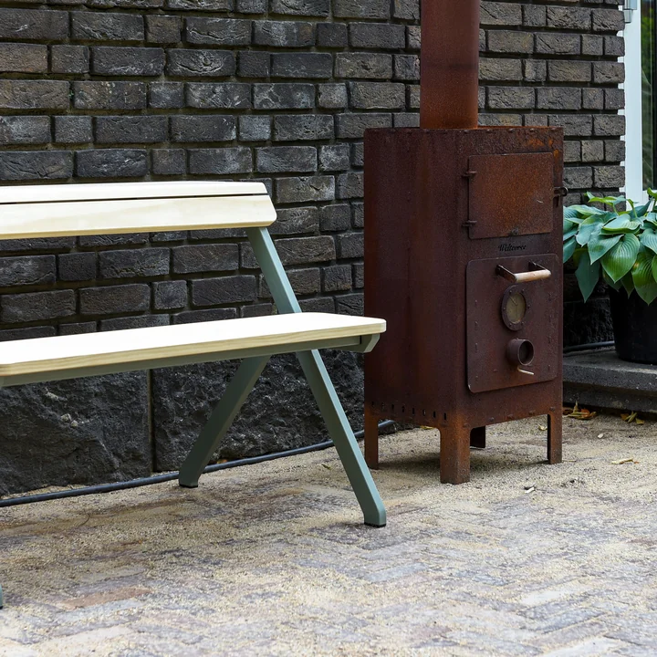 Outdoor Stahlofen von Weltevree auf der Terrasse im Garten