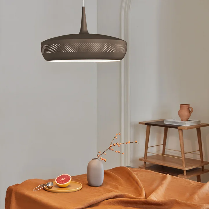 Clava Dine Earth Colours Lampenschirm, Ø 43 x H 28 cm in umbrabraun von Umage über dem Tisch 